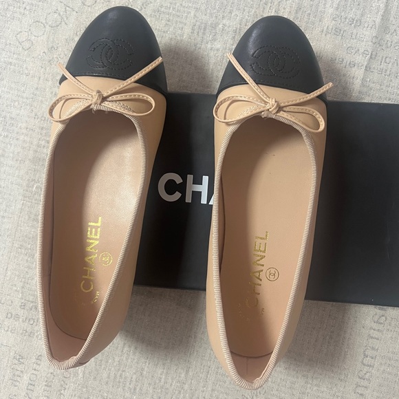 CHANEL Two-Tone Beige and Black Loafers - Picture 5 of 5